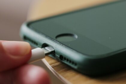 Tragedia en Ñuble: Adolescente muere electrocutado mientras usaba su celular conectado al cargador