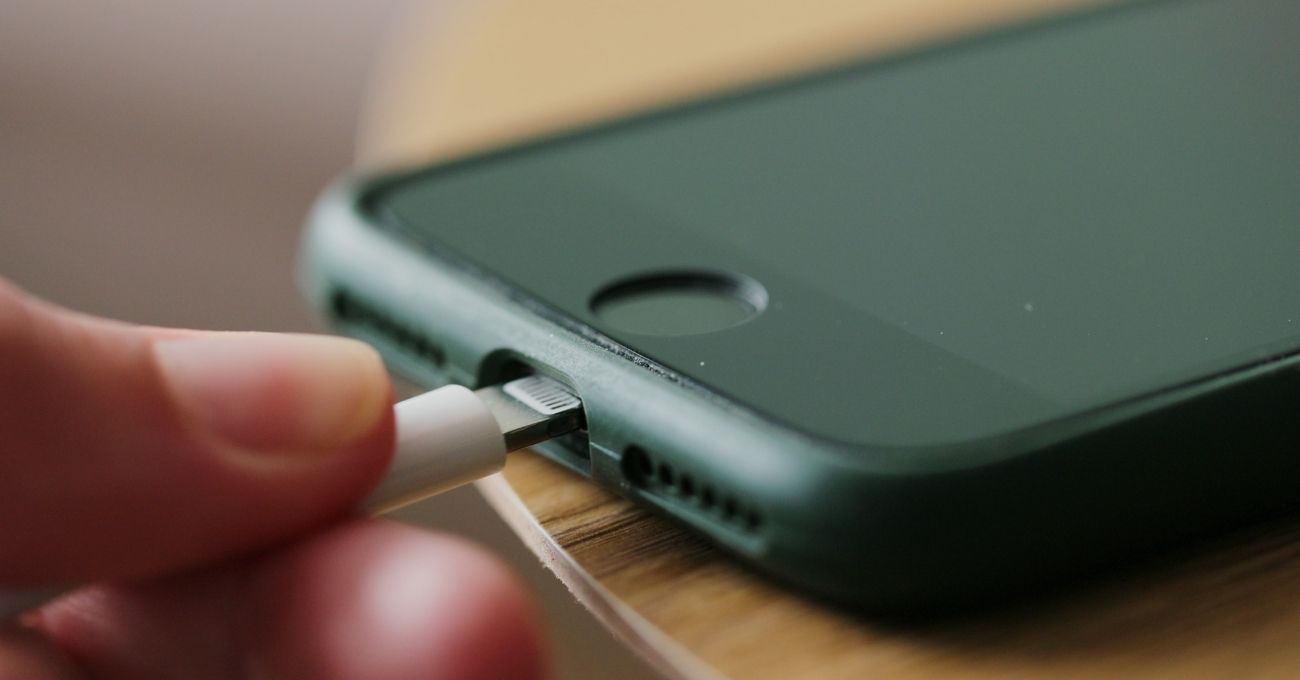 Tragedia en Ñuble: Adolescente muere electrocutado mientras usaba su celular conectado al cargador