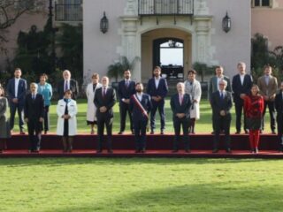 La Moneda gastó $3,8 millones en maquillaje y peinado para foto oficial del Presidente y ministros