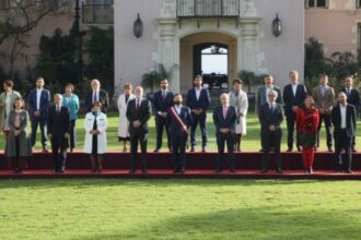 La Moneda gastó $3,8 millones en maquillaje y peinado para foto oficial del Presidente y ministros