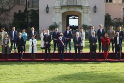La Moneda gastó $3,8 millones en maquillaje y peinado para foto oficial del Presidente y ministros