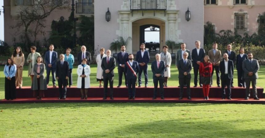 La Moneda gastó $3,8 millones en maquillaje y peinado para foto oficial del Presidente y ministros
