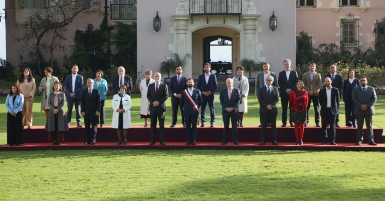 La Moneda gastó $3,8 millones en maquillaje y peinado para foto oficial del Presidente y ministros