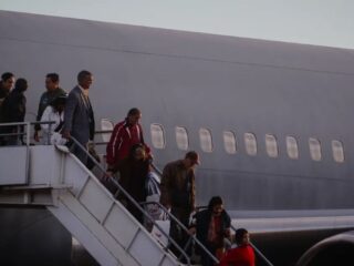 Tercer vuelo con chilenos deportados desde EE.UU. llega a Santiago con menor número de pasajeros