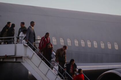 Tercer vuelo con chilenos deportados desde EE.UU. llega a Santiago con menor número de pasajeros