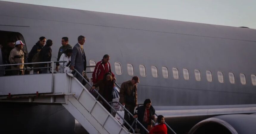 Tercer vuelo con chilenos deportados desde EE.UU. llega a Santiago con menor número de pasajeros
