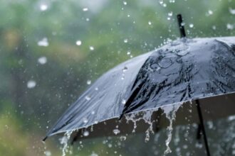 Santiago recibe el invierno con lluvia: ¿Cuándo y cuánto va a llover este fin de semana largo?