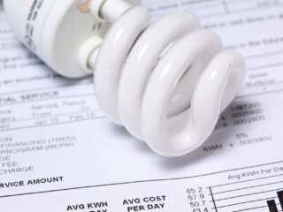 Proyecto de ley propone condonar deudas por cobros excesivos en cuentas de luz