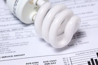 Proyecto de ley propone condonar deudas por cobros excesivos en cuentas de luz