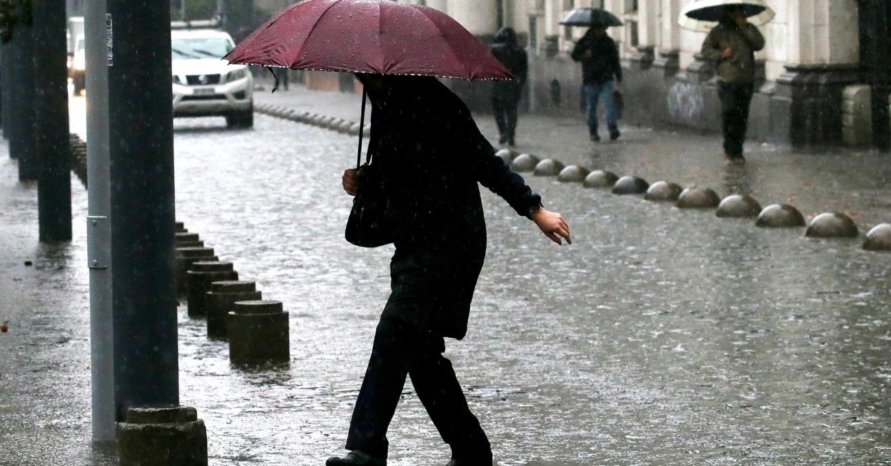 Fin de semana con lluvia y frío extremo en Santiago: Este es el día que debes prepararte