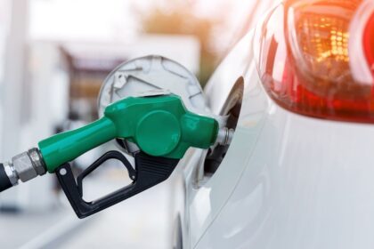 Precio de las bencinas sube por primera vez desde febrero: conflicto en Medio Oriente impulsa alza