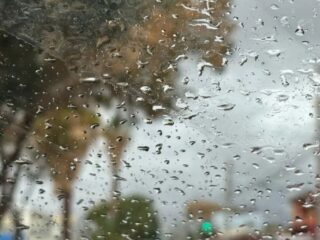 Clases suspendidas en Calama y San Pedro de Atacama por intensas lluvias: autoridades activan medidas preventivas