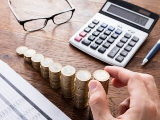 Gobierno propone tope en pago de contribuciones para adultos mayores más vulnerables