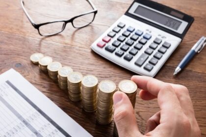 Gobierno propone tope en pago de contribuciones para adultos mayores más vulnerables