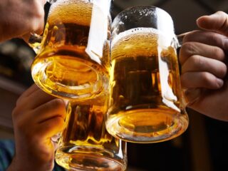 ¿Quiénes deben evitar la cerveza? Riesgos ocultos de tu bebida favorita