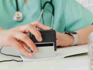 CDE bajo la lupa: Funcionarios con licencias médicas viajaban al extranjero