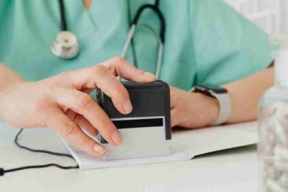 CDE bajo la lupa: Funcionarios con licencias médicas viajaban al extranjero