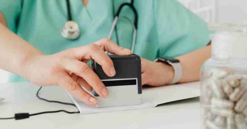 CDE bajo la lupa: Funcionarios con licencias médicas viajaban al extranjero
