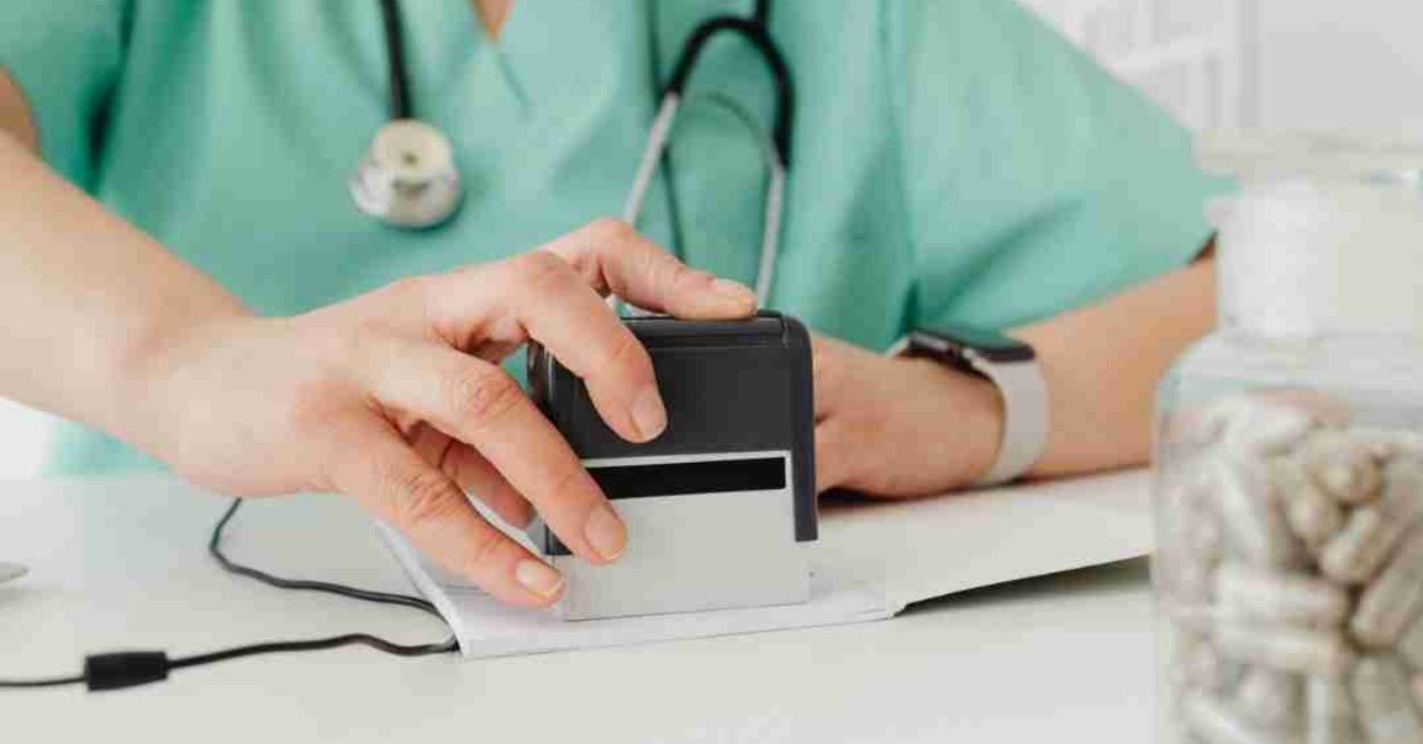 CDE bajo la lupa: Funcionarios con licencias médicas viajaban al extranjero