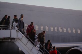 Segundo vuelo con chilenos deportados desde EE.UU. llegará esta semana: crece la tensión diplomática