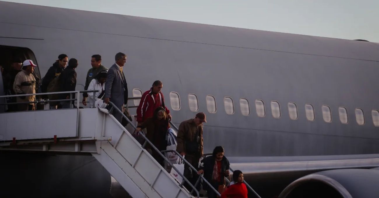 Segundo vuelo con chilenos deportados desde EE.UU. llegará esta semana: crece la tensión diplomática