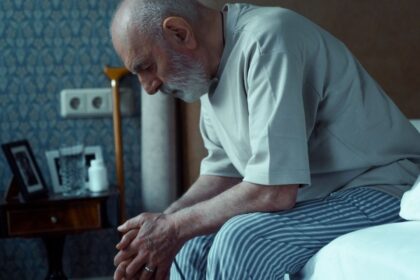 Estar sentado todo el día puede ser tan dañino como fumar, advierte cardiólogo