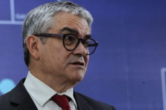Ministro Mario Marcel denuncia clonación de su tarjeta de crédito durante viaje oficial
