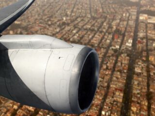 Hombre muere tras ser succionado por turbina de avión en Italia