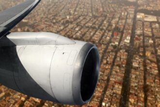 Hombre muere tras ser succionado por turbina de avión en Italia