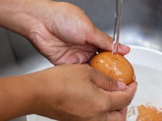 Nunca laves los huevos antes de cocinarlos: este es el motivo