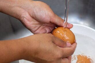 Nunca laves los huevos antes de cocinarlos: este es el motivo
