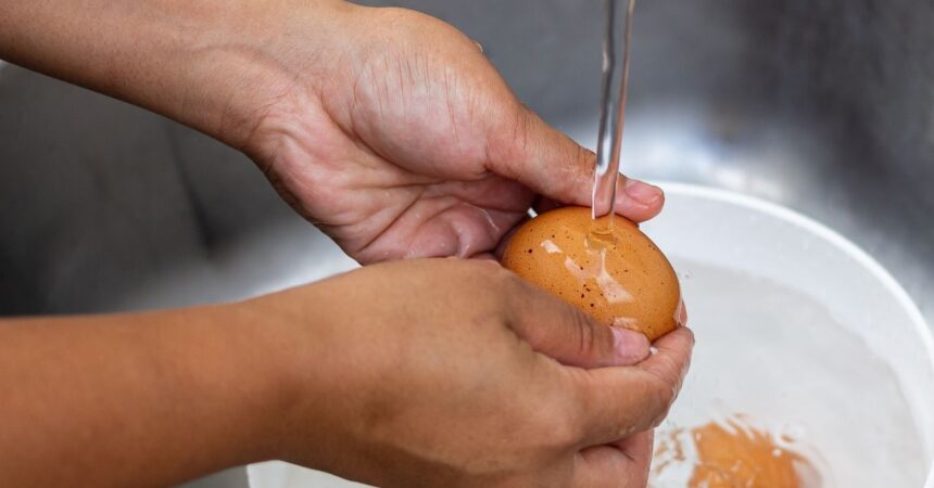 Nunca laves los huevos antes de cocinarlos: este es el motivo