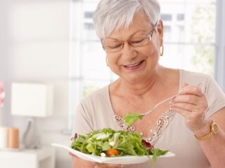 Comer Rápido Podría Estar Saboteando tu Salud Digestiva, Advierte Experta