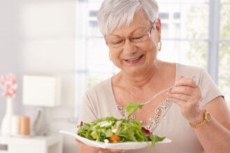 Comer Rápido Podría Estar Saboteando tu Salud Digestiva, Advierte Experta