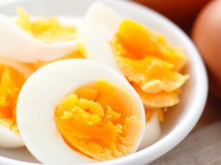 ¿Cuánto tiempo se conservan los huevos duros en el refrigerador?