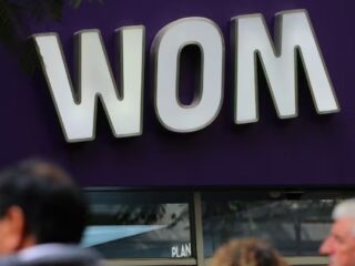 Cámara de Diputados pide sanciones contra WOM por incumplimientos en redes