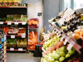 Funcionamiento comercio: Supermercados y centros abiertos en feriado del 16 de Julio