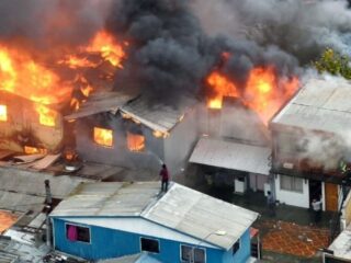 Incendio en bodega de ropa usada en Concepción dejó damnificados