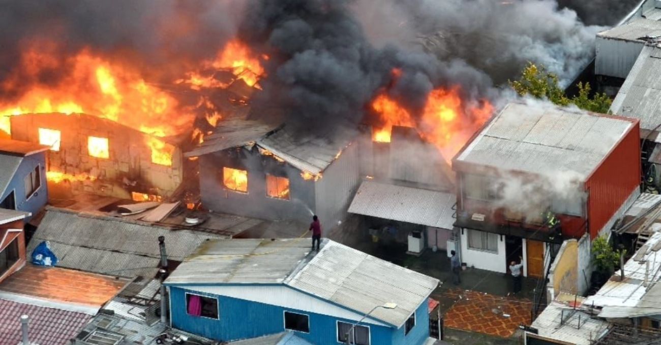 Incendio en bodega de ropa usada en Concepción dejó damnificados