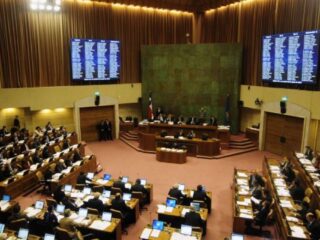 Cámara de Diputados aprueba multas por no votar en presidenciales pese a rechazo del oficialismo