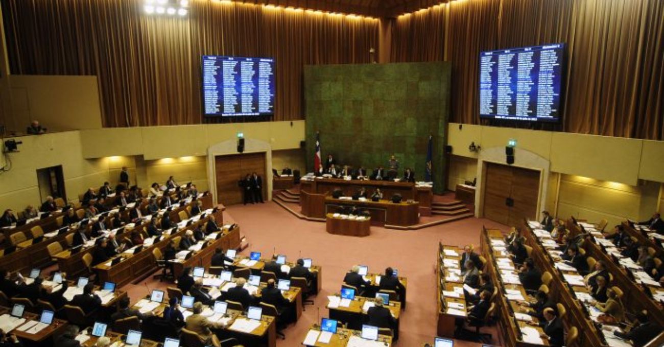 Cámara de Diputados aprueba multas por no votar en presidenciales pese a rechazo del oficialismo