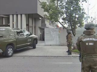 Hombre dispara hacia Hospital Barros Luco y se atrinchera en departamento: fue detenido por el GOPE