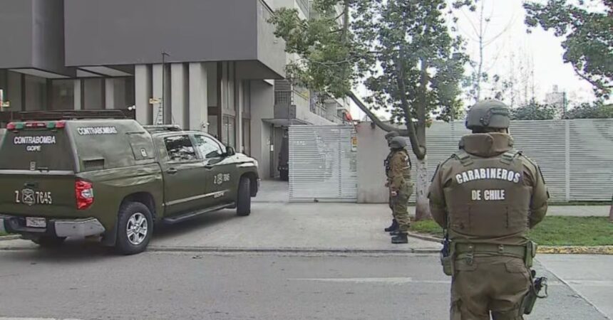 Hombre dispara hacia Hospital Barros Luco y se atrinchera en departamento: fue detenido por el GOPE