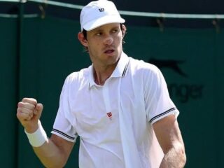Nicolás Jarry se instala en tercera ronda de Wimbledon tras sólido triunfo en sets corridos