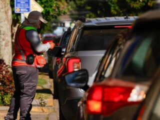 Proyecto busca prohibir a cuidadores de autos irregulares: proponen multas y penas de cárcel