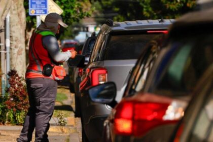 Proyecto busca prohibir a cuidadores de autos irregulares: proponen multas y penas de cárcel