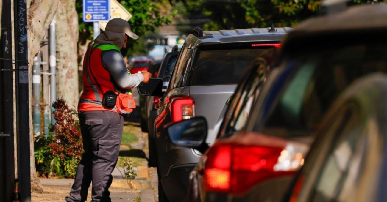 Proyecto busca prohibir a cuidadores de autos irregulares: proponen multas y penas de cárcel