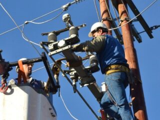 Cortes de luz en siete comunas de la RM este viernes: revisa horarios y zonas afectadas