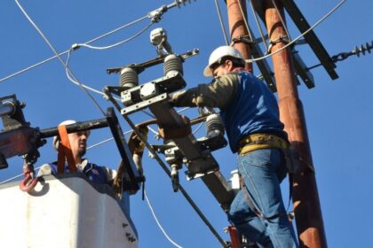 Cortes de luz en siete comunas de la RM este viernes: revisa horarios y zonas afectadas