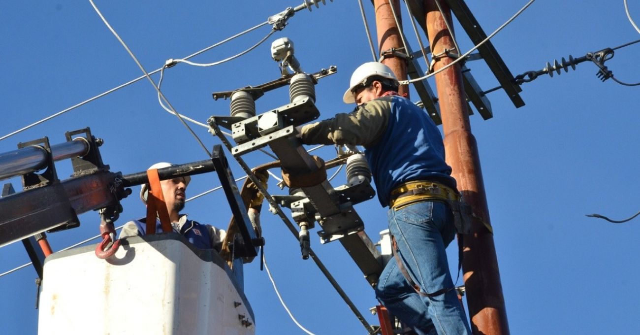 Cortes de luz en siete comunas de la RM este viernes: revisa horarios y zonas afectadas